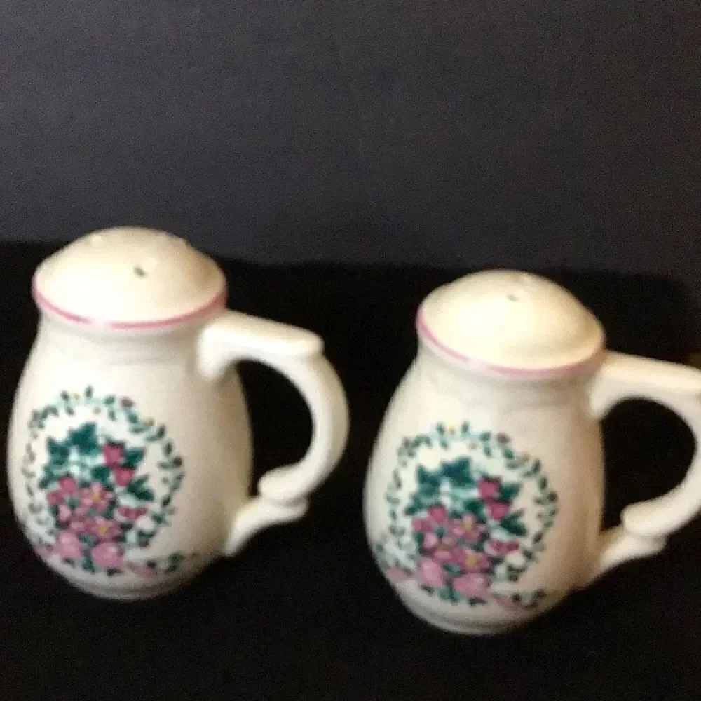 Beautiful vintage Berry, vine, and bouquet, salt, and pepper shakers ￼￼
